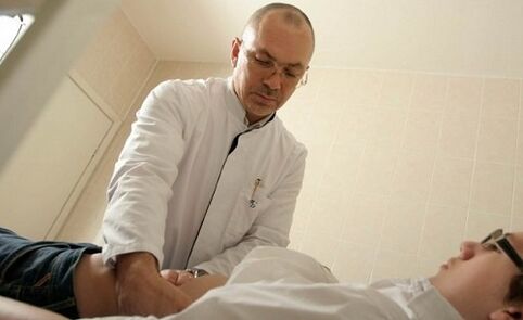 Dokter ënnersicht e Patient mat Prostatitis